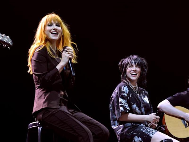 Vocalista do Paramore fez aparição surpresa no segundo show da cantora no festival