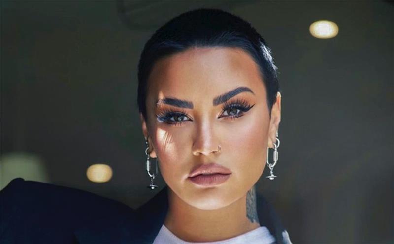 Demi Lovato anuncia novo single, "SUBSTANCE". Ouça a prévia!