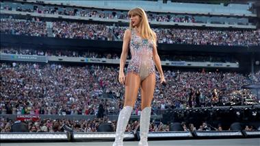 Taylor Swift se assusta com objetos jogados em palco de show na Argentina