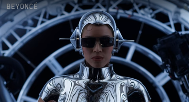 Faixa aparece nos créditos do seu novo filme, 