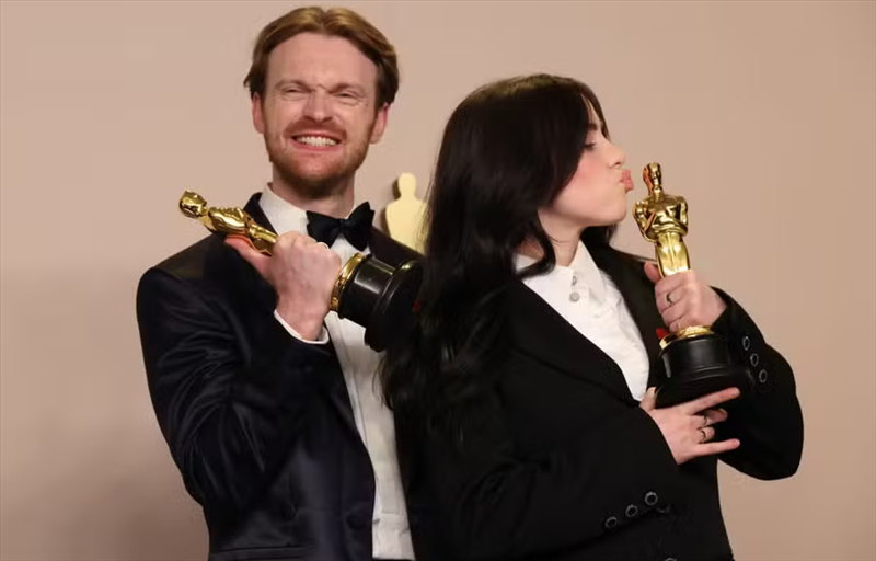 Ariana Grande e Cyntia Erivo entregaram o prêmio